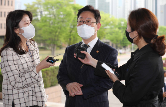 박범계 법무부 장관이 23일 오전 정부과천청사 법무부로 출근하던 중 취재진의 질문에 답하고 있다. <연합뉴스>